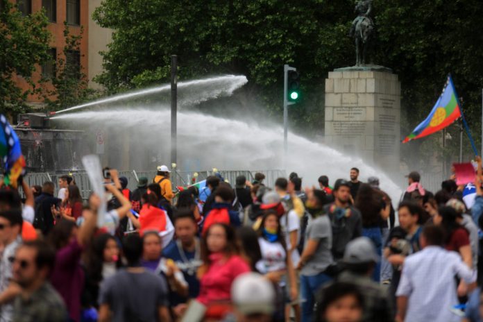 Desmanes en el frontis de la Moneda